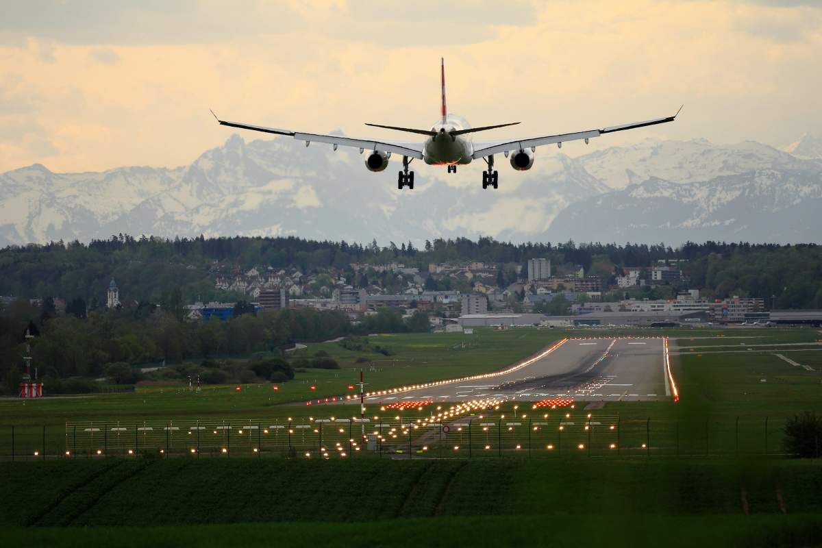 avion care aterizează pe pistă