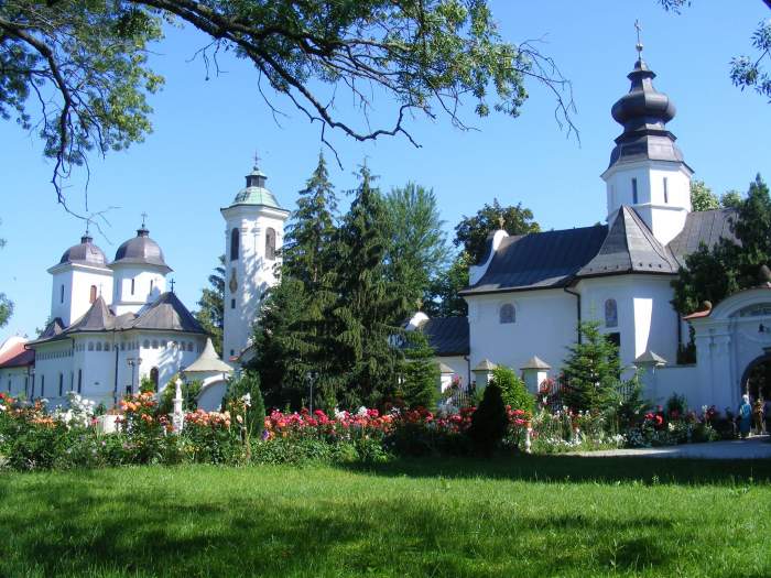 Unde se găsește cea mai veche mănăstire din România. Mulți români ii trec pragul lăcașului de cult