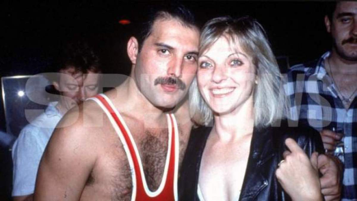 Prețul incredibil cu care se vinde pieptănul pentru mustață al lui Freddie Mercury. 1500 de obiecte din colecția artistului au fost scoase la licitație