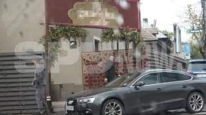 Constantin Budescu "driblează" în trafic ca pe terenul de fotbal. Cum a fost surprins jucătorul de la Petrolul / PAPARAZZI