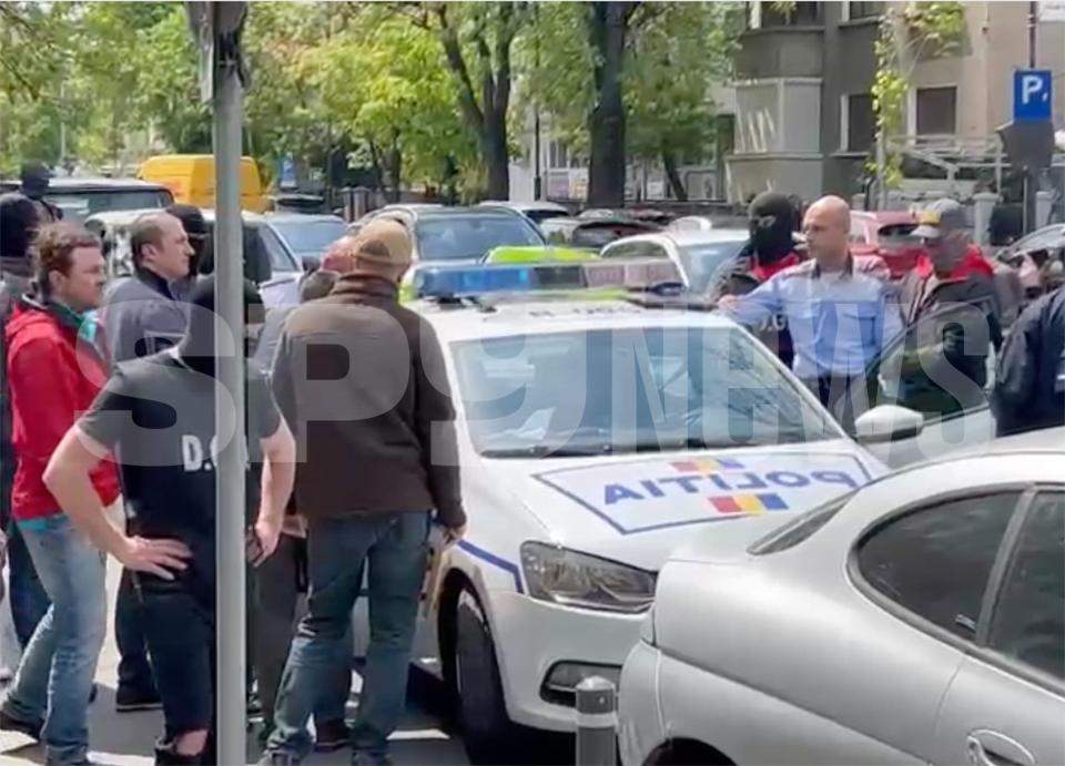 Imagini spectaculoase! Polițiști filmați în timp ce ar fi luat mită! Acțiunea poliției, în plină stradă / VIDEO