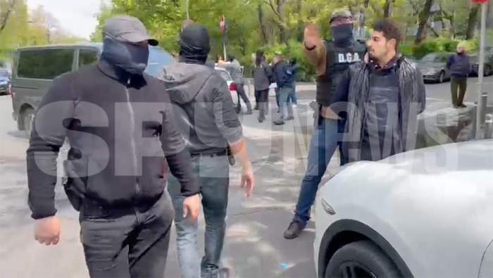 Imagini spectaculoase! Polițiști filmați în timp ce ar fi luat mită! Acțiunea poliției, în plină stradă / VIDEO