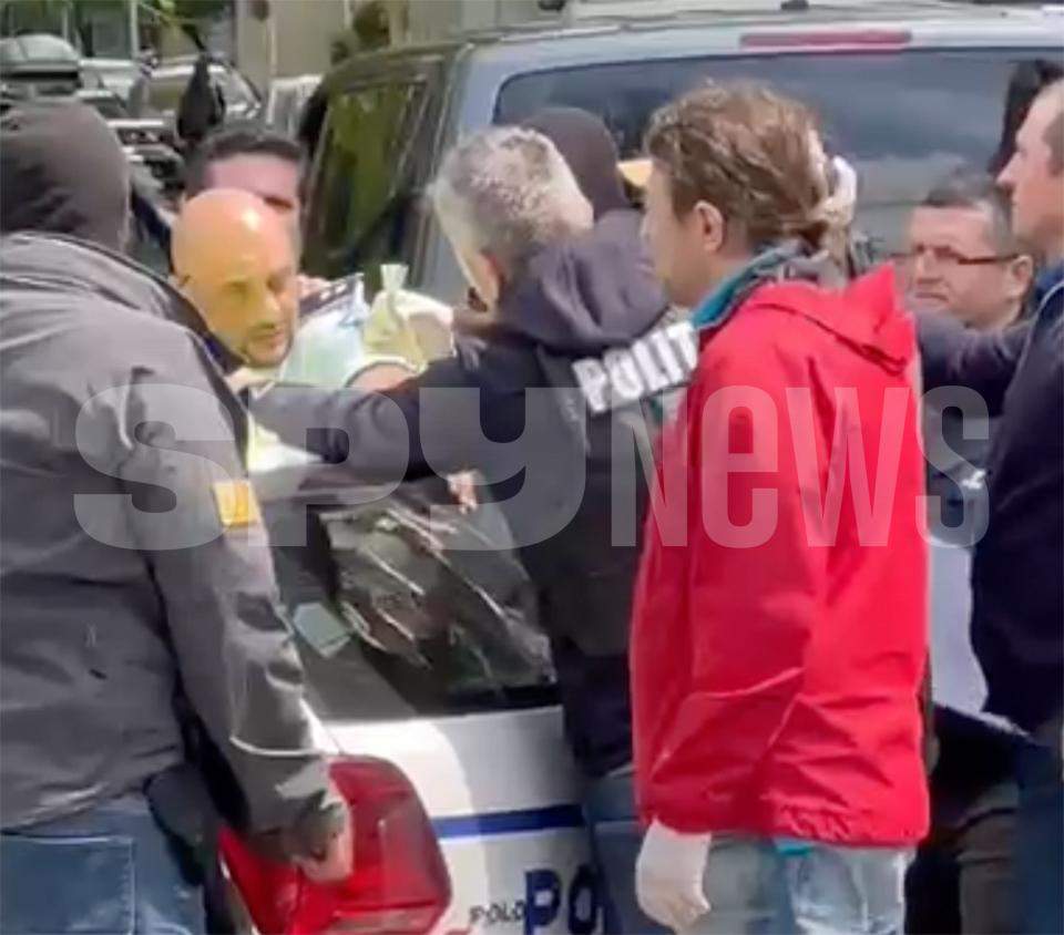 Imagini spectaculoase! Polițiști filmați în timp ce ar fi luat mită! Acțiunea poliției, în plină stradă / VIDEO