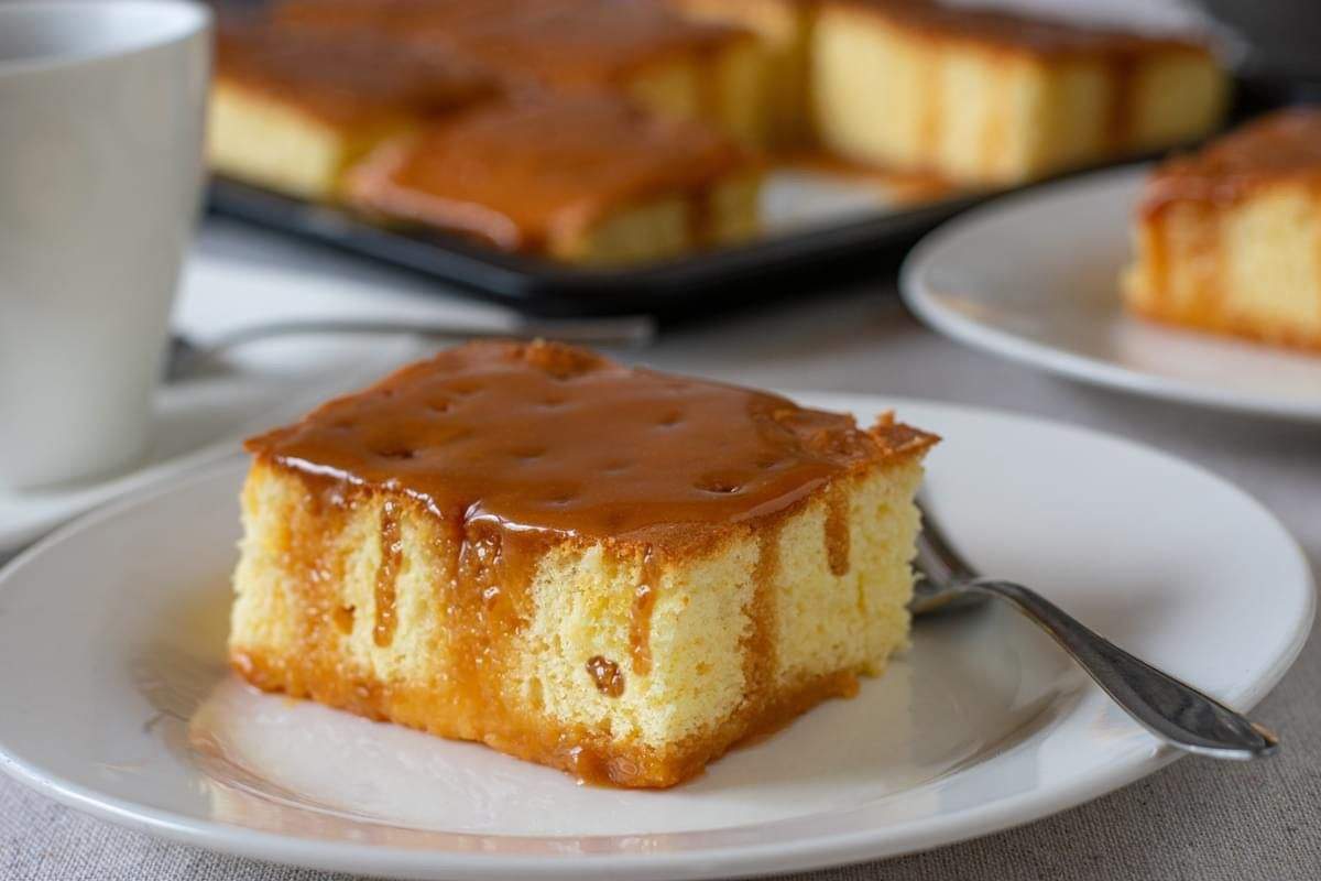 Prăjitura cu găuri și sos caramel - Poke Cake. Desertul rapid și delicios pentru întreaga familie