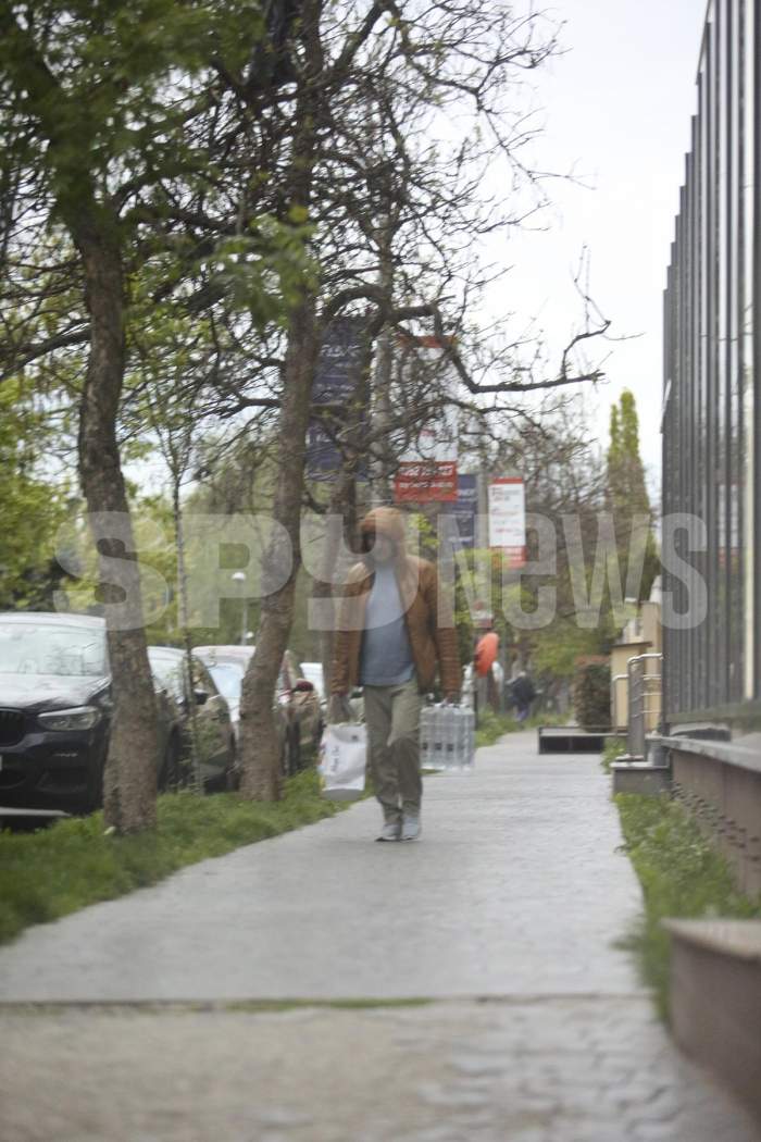 Așa arată un bărbat adevărat! Dan Bittman face cumpărăturile și nu îl sperie câteva picături de ploaie / PAPARAZZI