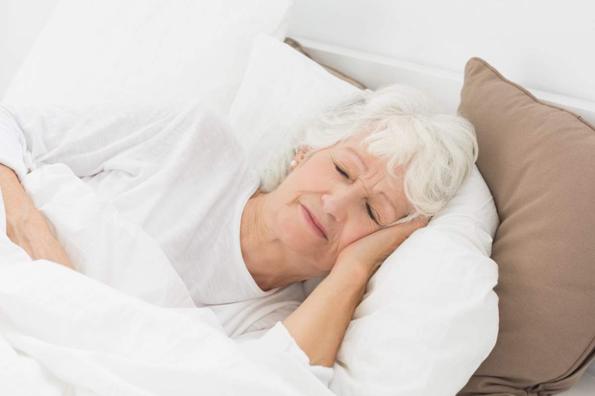 O  femeie în vârstă doarme