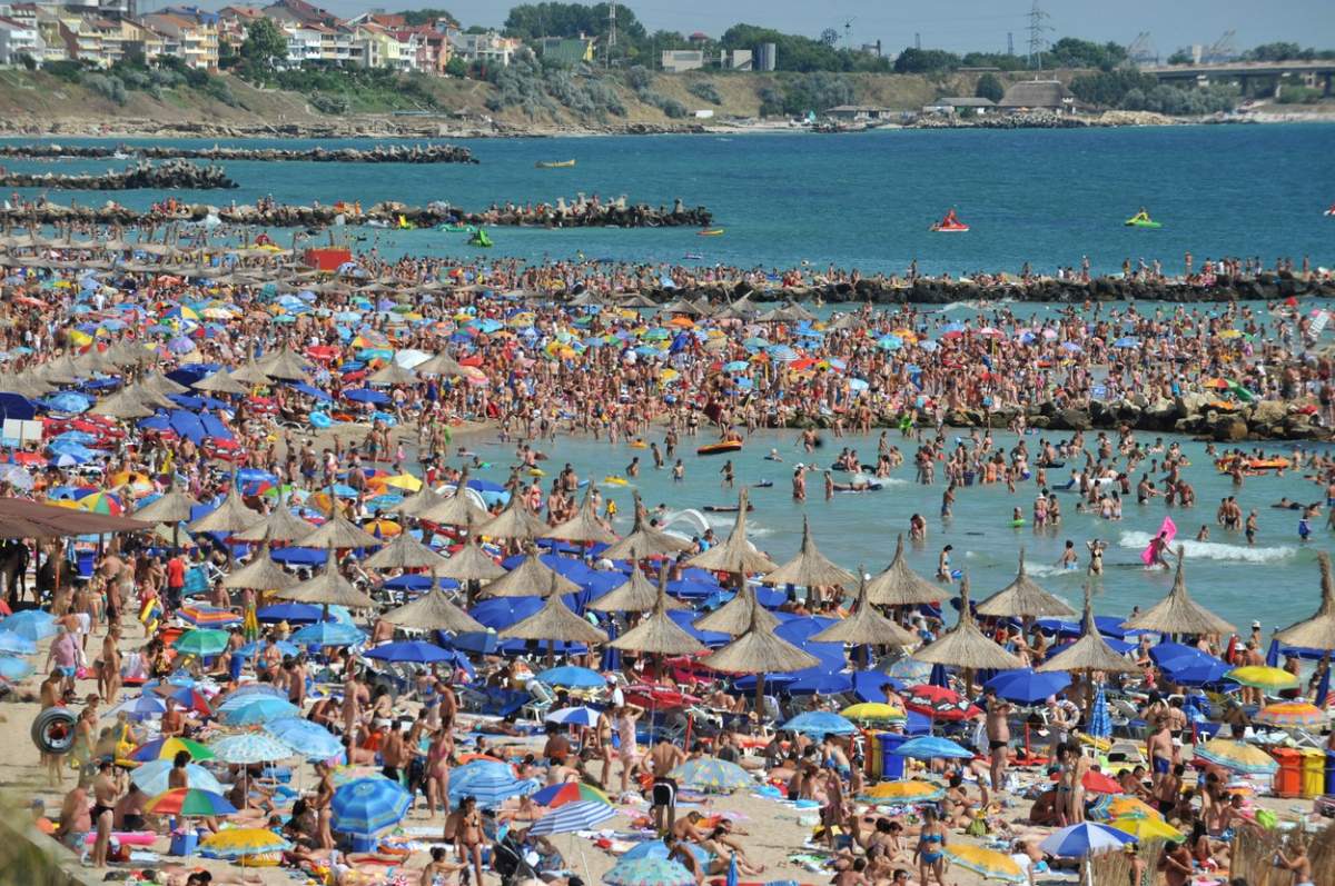 plajă plină cu turiști de 1 mai