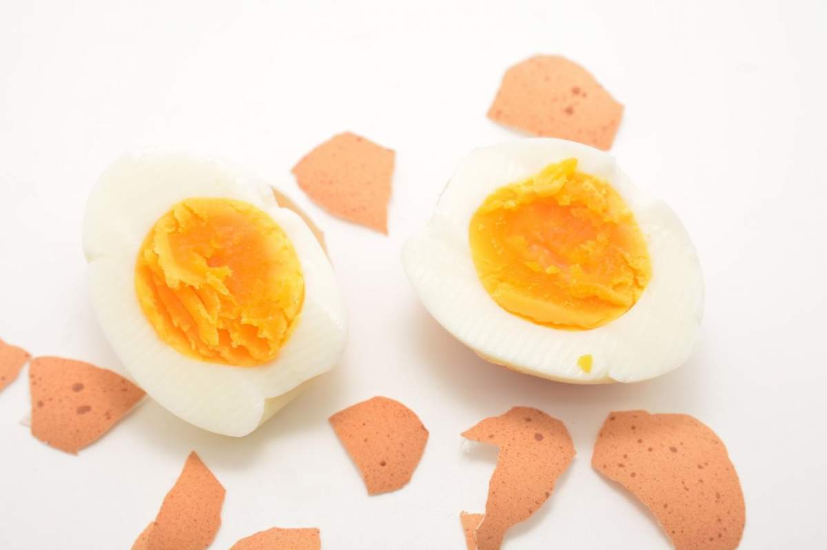 Trucul simplu care te ajută să fierbi ouăle fără să se înverzească gălbenușul