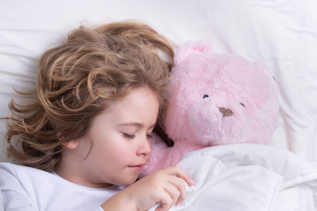 Numărul orelor de somn la copii variază în funcție în vârstă