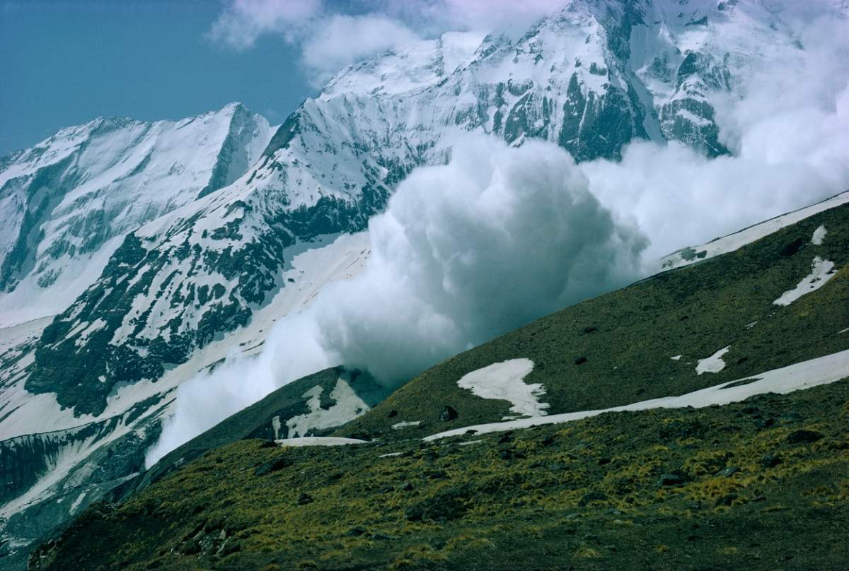 Avertisment ANM de ultimă oră! Meteorologii anunță risc ridicat de avalanșă în zonele montane