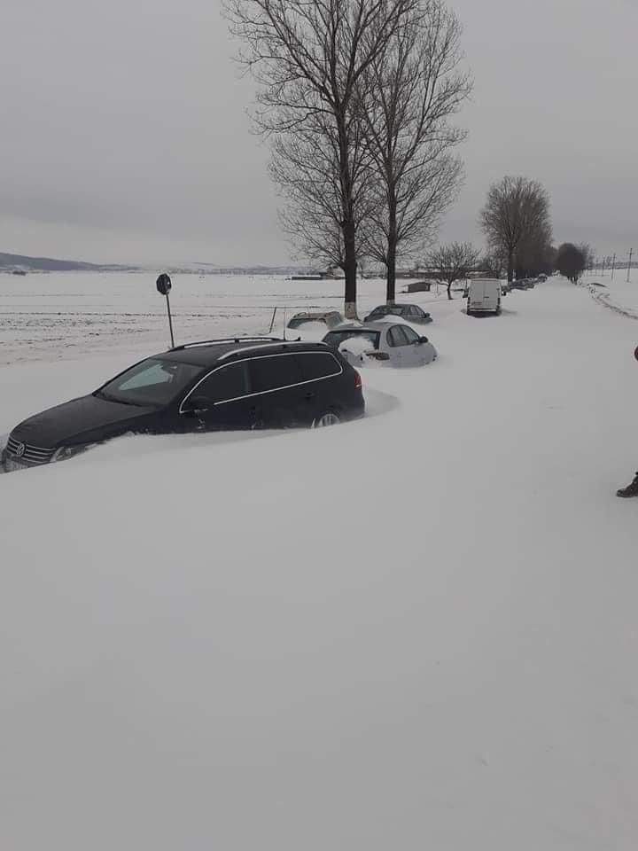 Imagini incredibile. Mașinile au fost acoperite total de zăpadă. Iarna a pus stăpânire pe mai multe zone din România / FOTO