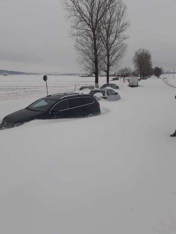 Imagini incredibile. Mașinile au fost acoperite total de zăpadă. Iarna a pus stăpânire pe mai multe zone din România / FOTO