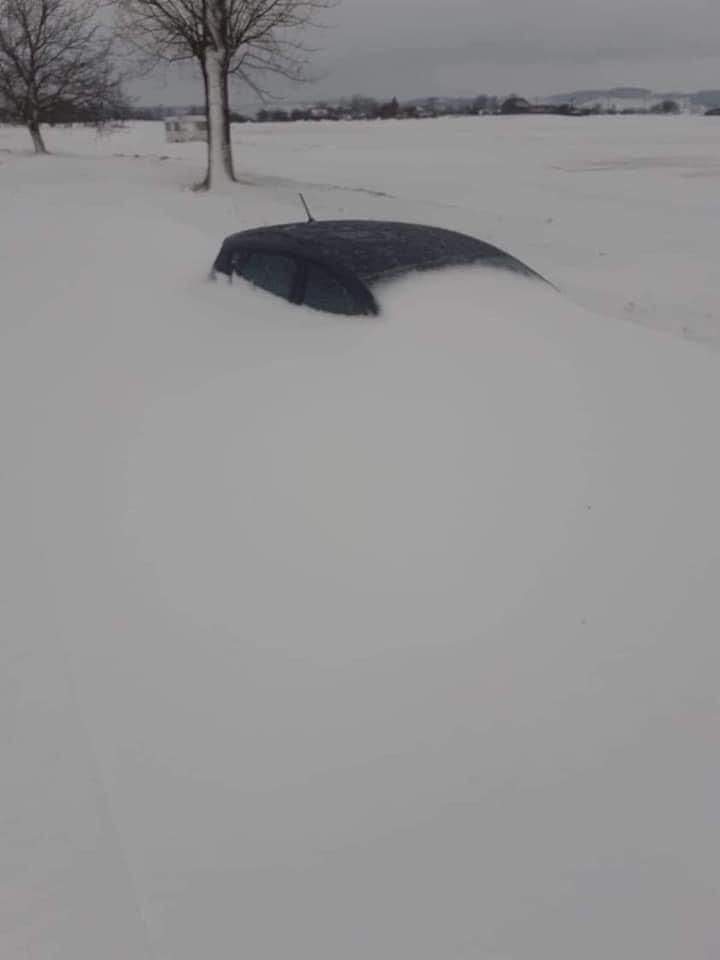 Imagini incredibile. Mașinile au fost acoperite total de zăpadă. Iarna a pus stăpânire pe mai multe zone din România / FOTO