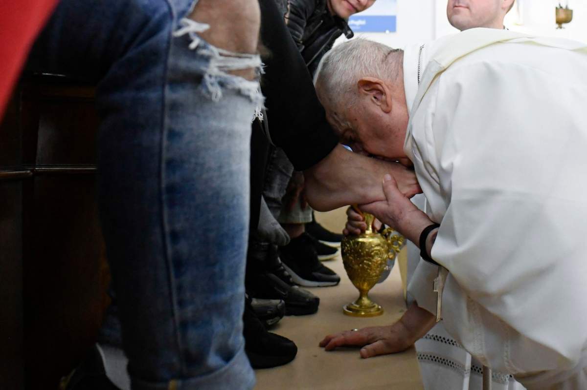 Papa Francisc a spălat mai mulți deținuți pe picioare