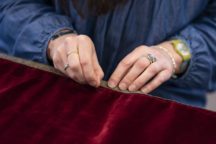 Cum arată hainele pe care Charles al III-lea le va purta în ziua încoronării. Tunica este lucrată cu fir de aur / FOTO