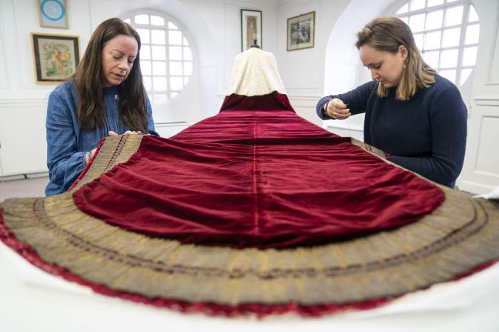 Cum arată hainele pe care Charles al III-lea le va purta în ziua încoronării. Tunica este lucrată cu fir de aur / FOTO