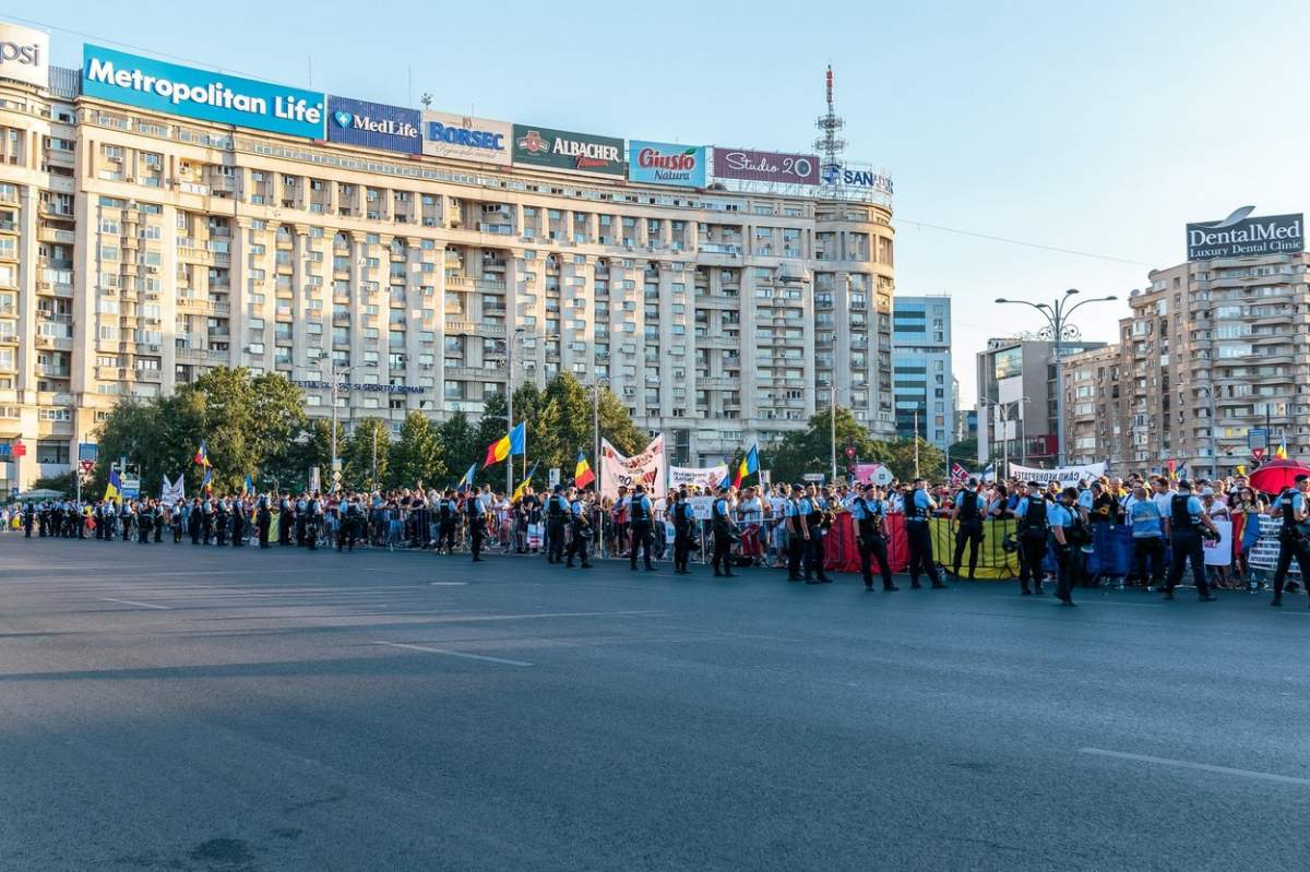 oameni care protestează.