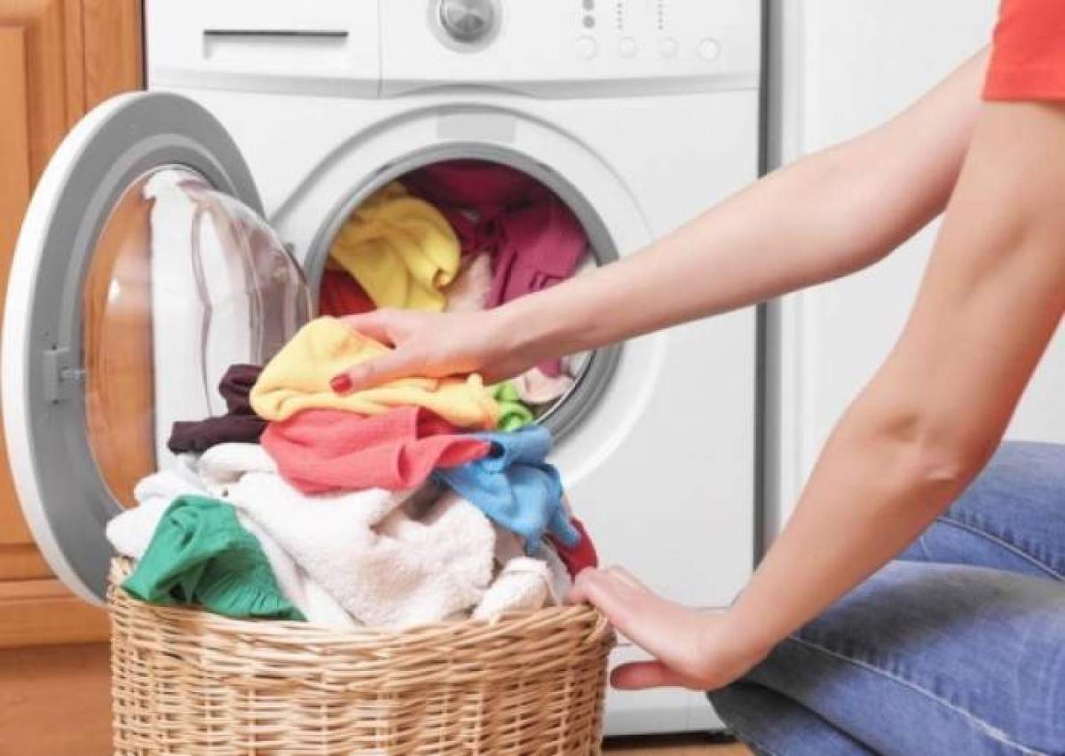 haine scoase din mașina de spălat
