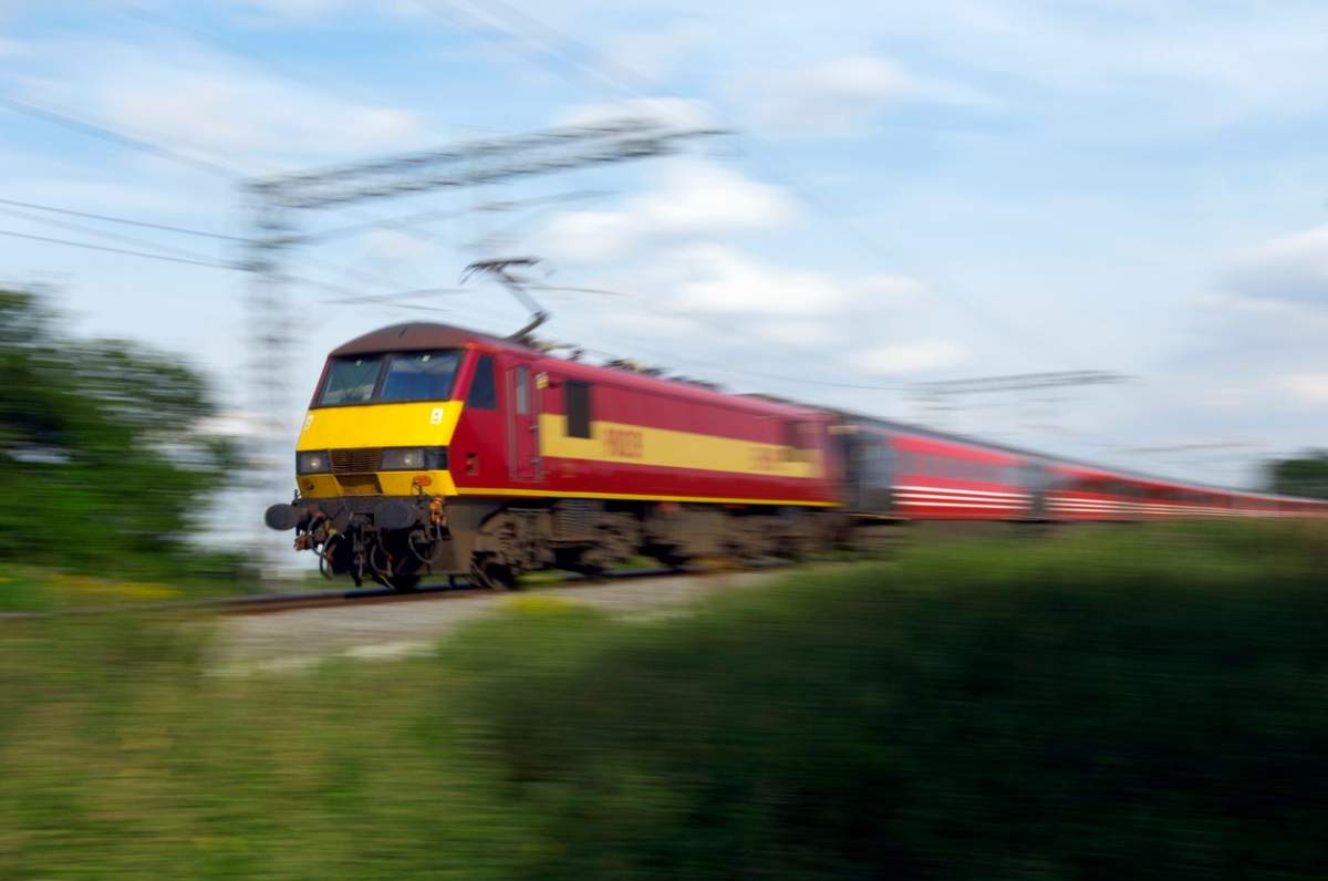 Tren roșu cu galben