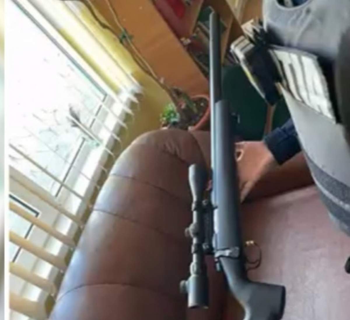 Arma cu lunetă pe care copilul de 7 ani a adus-o la școală