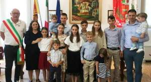 Povestea românilor cu 13 copii. Aceștia s-au stabilit în Italia, în urmă cu 21 de ani: „Zilele mele sunt pline de bucurie” / FOTO