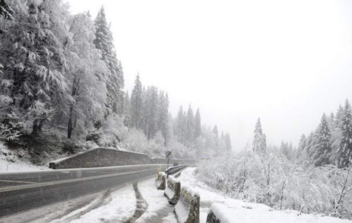 Locul din România unde ninge la această oră. Stratul de zăpadă depășește și 240 în mai
