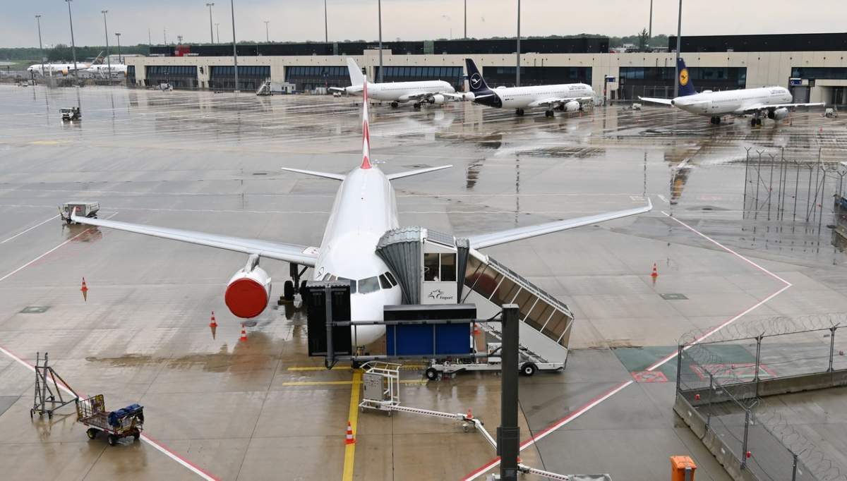 avion într-un aeroport