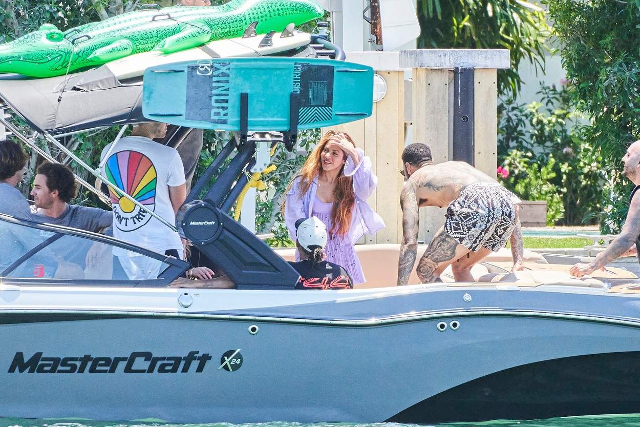 Shakira, cucerită de Lewis Hamilton? Cei doi au fost surprinși din nou împreună, de data aceasta pe un yacht / FOTO