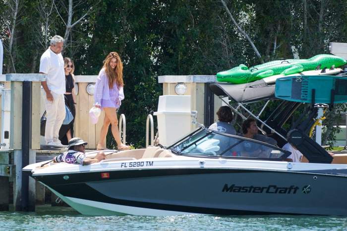 Shakira, cucerită de Lewis Hamilton? Cei doi au fost surprinși din nou împreună, de data aceasta pe un yacht / FOTO