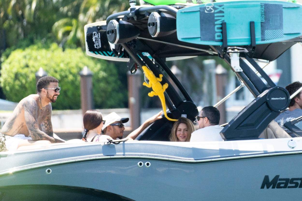 Shakira, cucerită de Lewis Hamilton? Cei doi au fost surprinși din nou împreună, de data aceasta pe un yacht / FOTO