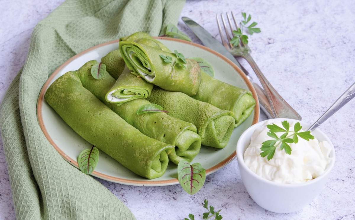 Rețetă de clătite umplute cu spanac și brânză. Preparatul delicios și foarte ușor de gătit