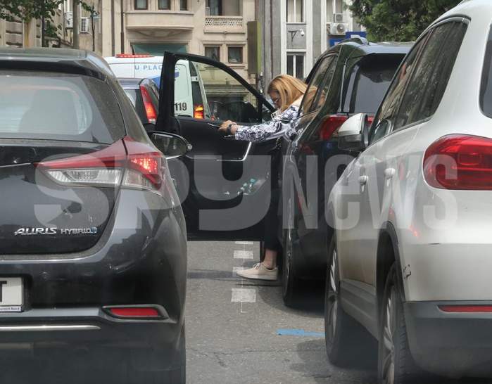 Cum a dat-o traficul din București peste cap pe Elisabeta Lipă! Să iasă din mașină a fost o aventură / PAPARAZZI