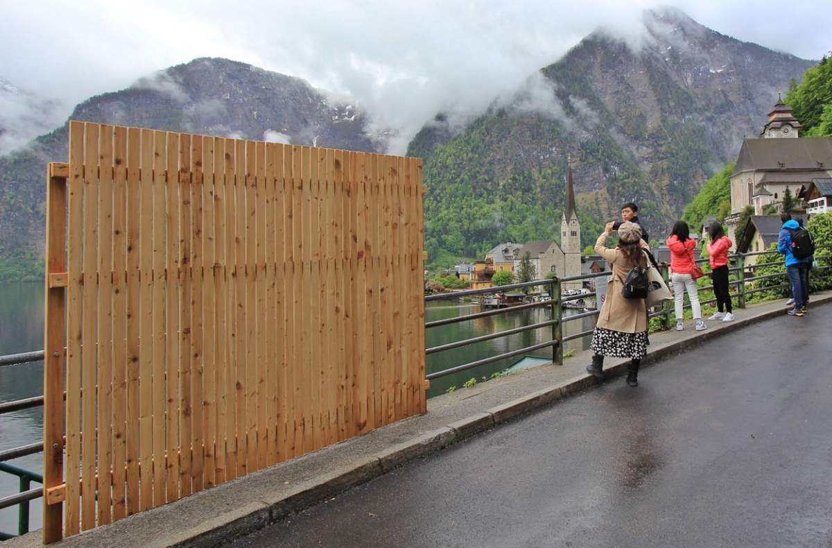 Orașul din Europa unde locuitorii s-au săturat de turiști. Autoritățile au instalat chiar și o barieră pentru a obstrucționa accesul