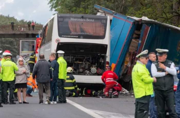 Accident cumplit în Slovacia, provocat de un român. O persoană a murit și alte 59 au fost rănite / FOTO