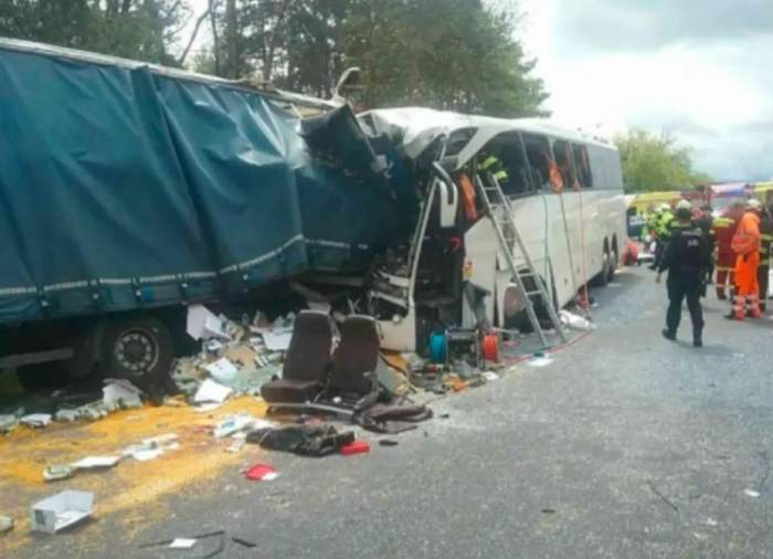 Accident cumplit în Slovacia, provocat de un român. O persoană a murit și alte 59 au fost rănite / FOTO