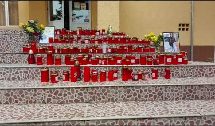 Omagiu pentru tinerii care au murit în accidentul cumplit din Mehedinți. Colegii au ridicat un altar de candele pentru Cristina, Mădălin și Laura / FOTO
