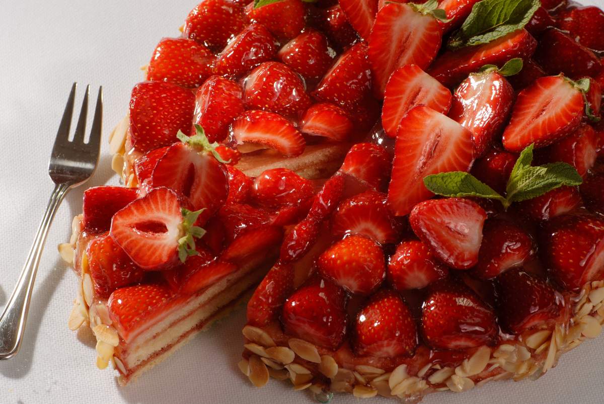 Rețetă de prăjitură cu căpșuni și cremă de vanilie. Un desert rapid și delicios pentru cei dragi