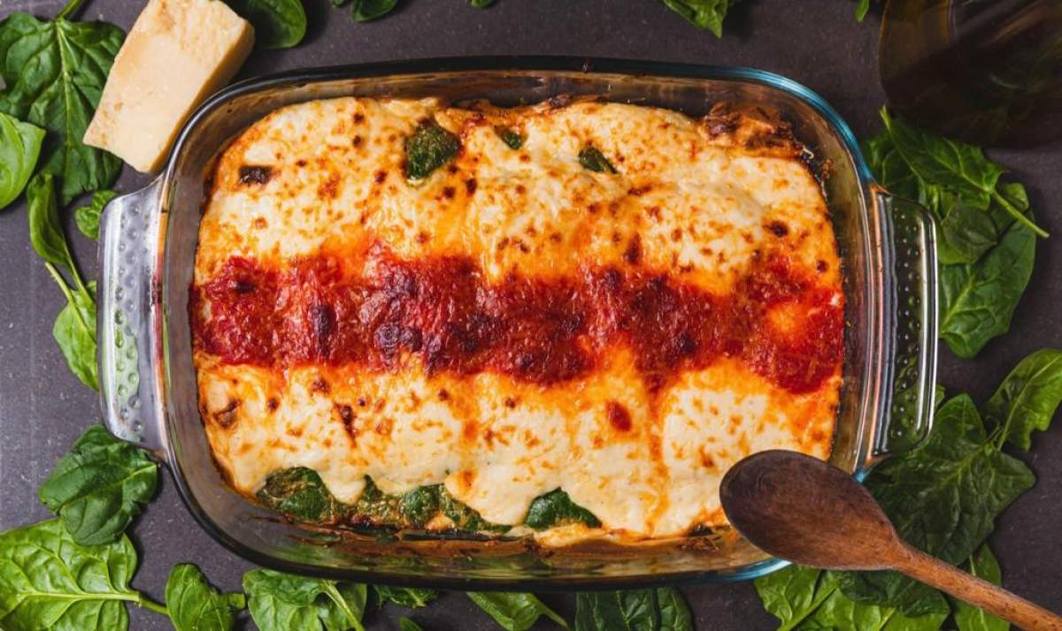 Lasagna cu spanac și brânzeturi. Rețeta unui preparat gustos și plin de vitamine