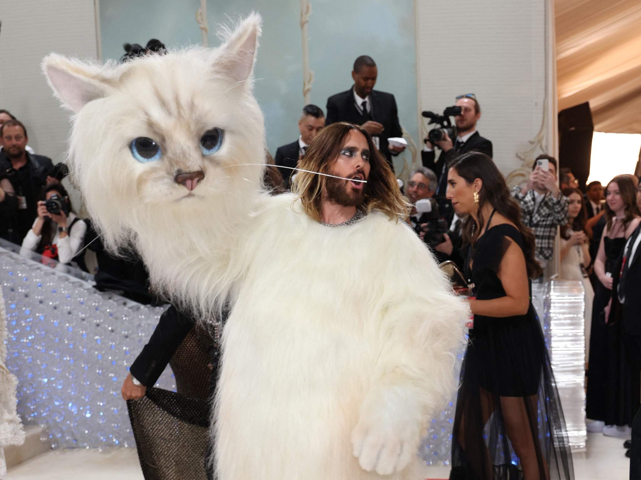 De ce Jared Leto s-a îmbrăcat în pisică la Met Gala. Ce alte ținute extravagante au ales vedetele / FOTO