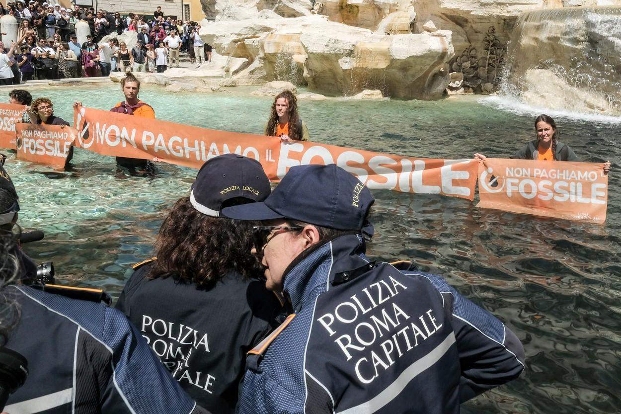 Şapte activiști de mediu au înnegrit cu cărbune apa din Fontana di Trevi din Roma! Tinerii sunt furioși: „Țara noastră este pe moarte” / FOTO