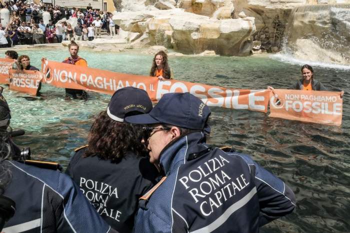 Şapte activiști de mediu au înnegrit cu cărbune apa din Fontana di Trevi din Roma! Tinerii sunt furioși: „Țara noastră este pe moarte” / FOTO