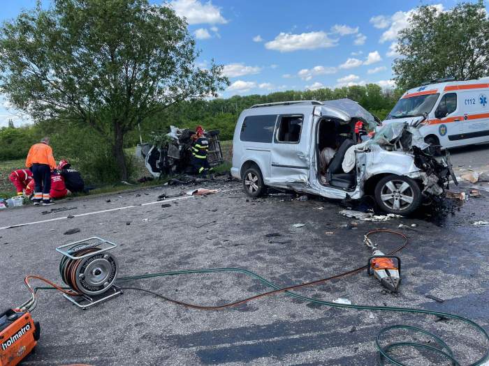 Copil de trei ani și alți doi oameni, morți într-un accident în Neamț. Mașina lor circula pe contrasens și a intrat într-un TIR