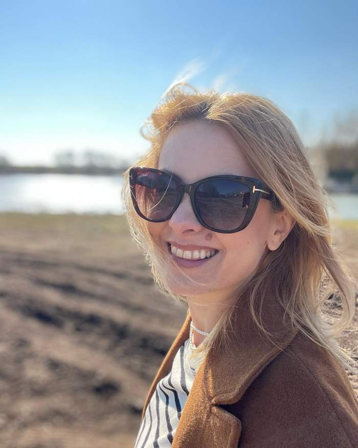 Simona Gherghe a ales televiziunea, deși putea să fie o cântăreața de succes. Ce show a făcut prezentatoarea pe o plajă din Grecia / FOTO