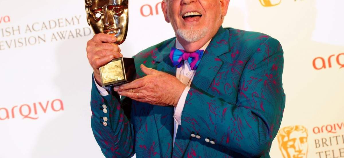 Rolf Harris cu un premiu în mână.