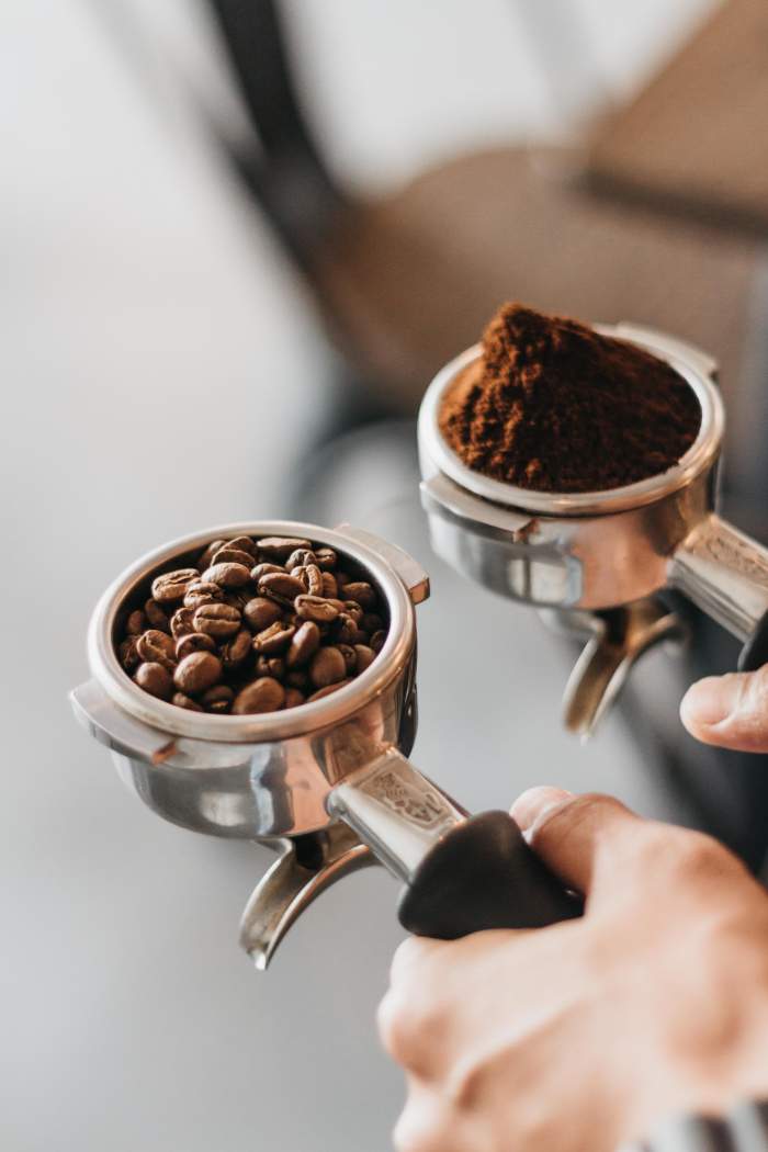 Cum să îți transformi cafeaua într-o băutură benefică pentru organism. Trei  trucuri care te vor ajuta