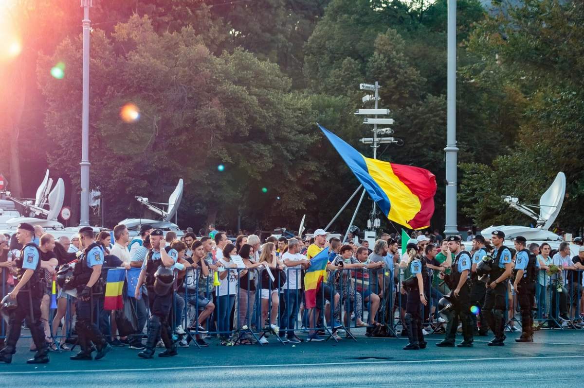 oameni la protest în București.