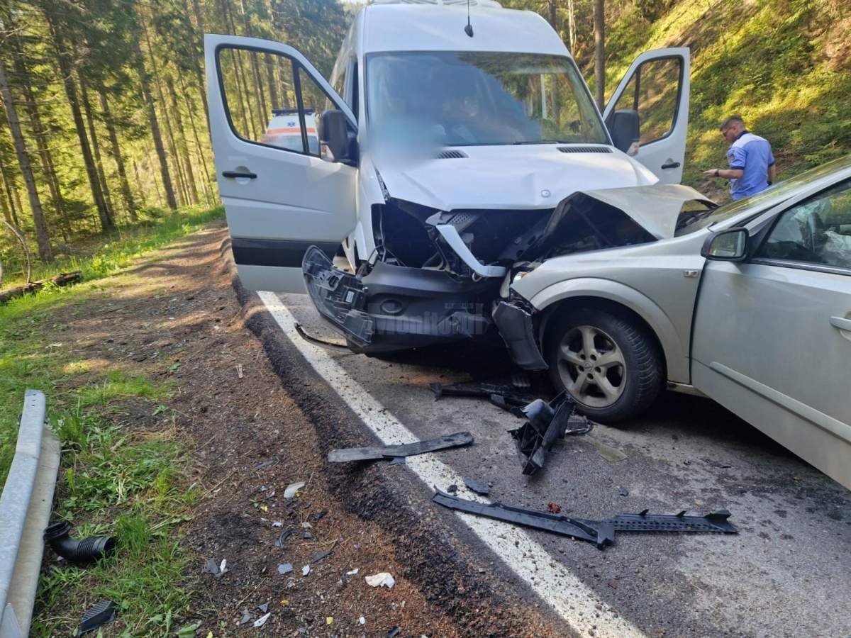 microbuzul și mașina accidentate.