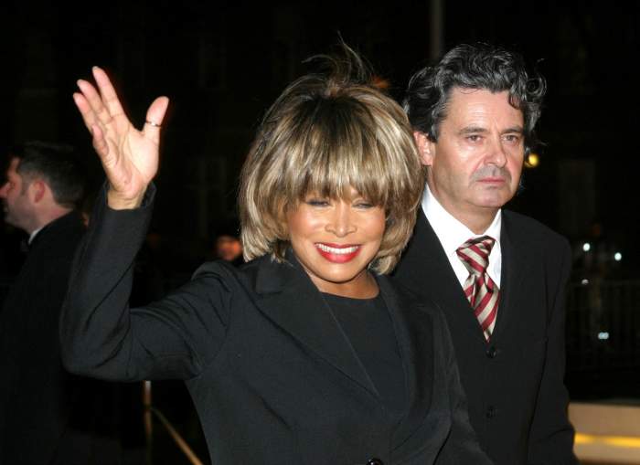 Tina Turner în timp ce ridică mâna
