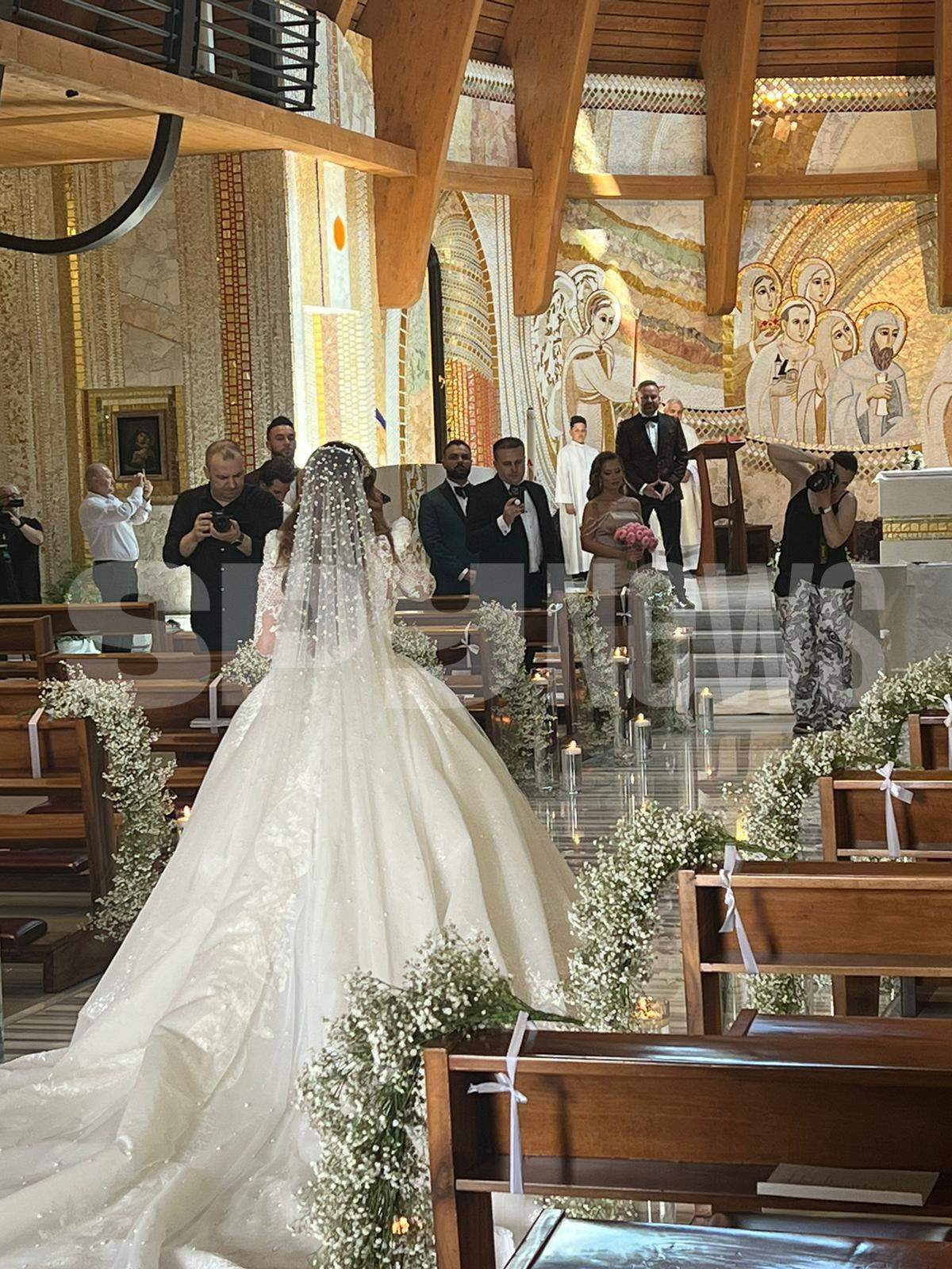 Cum arată Bella Santiago în rochia de mireasă. Artista a ajuns la biserică pentru cununia religioasă / FOTO