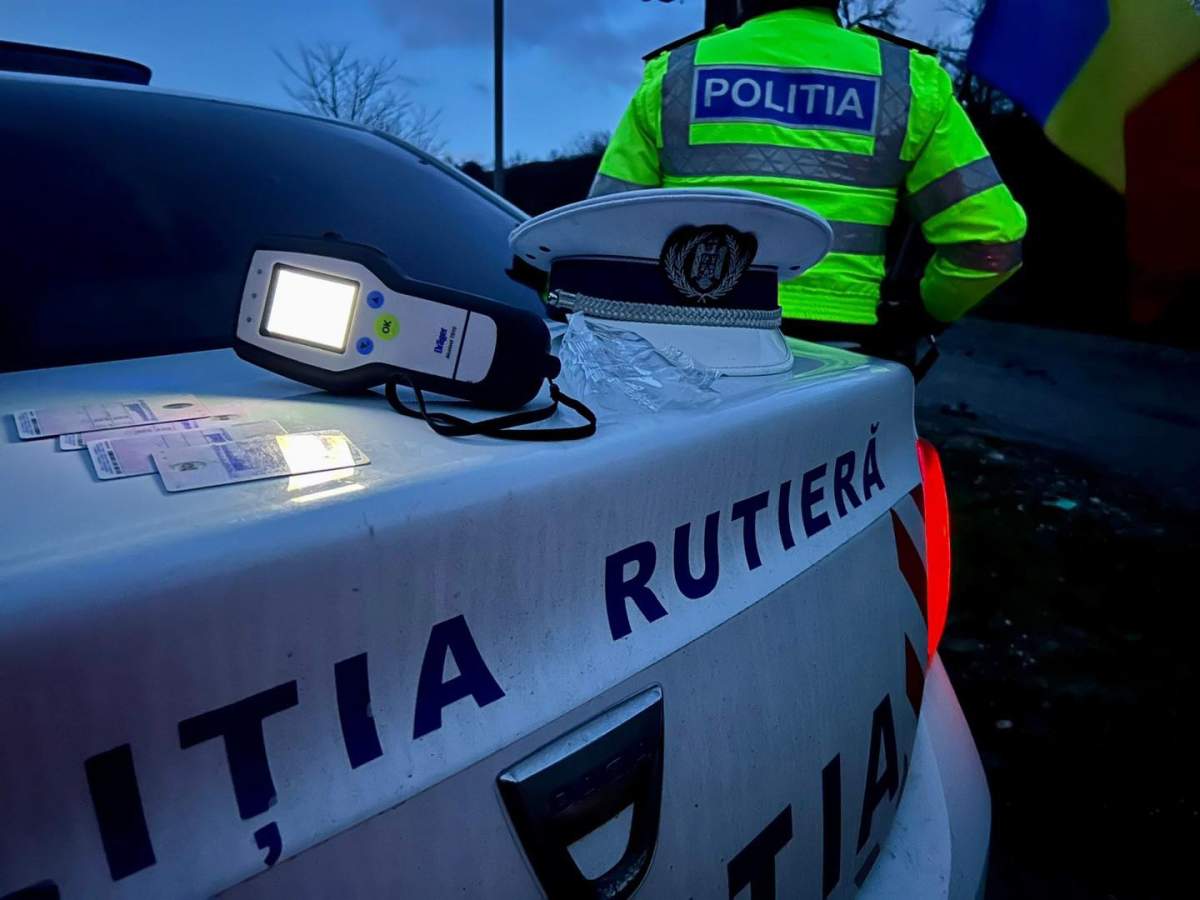 o mașină de poliție, un etilotest și un polițist